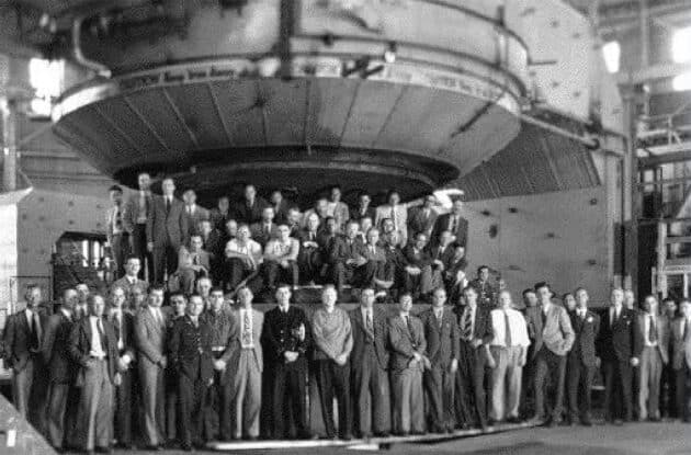Militärpersonal und Wissenschaftler, die am Manhattan-Projekt beteiligt waren. Copyright: World History